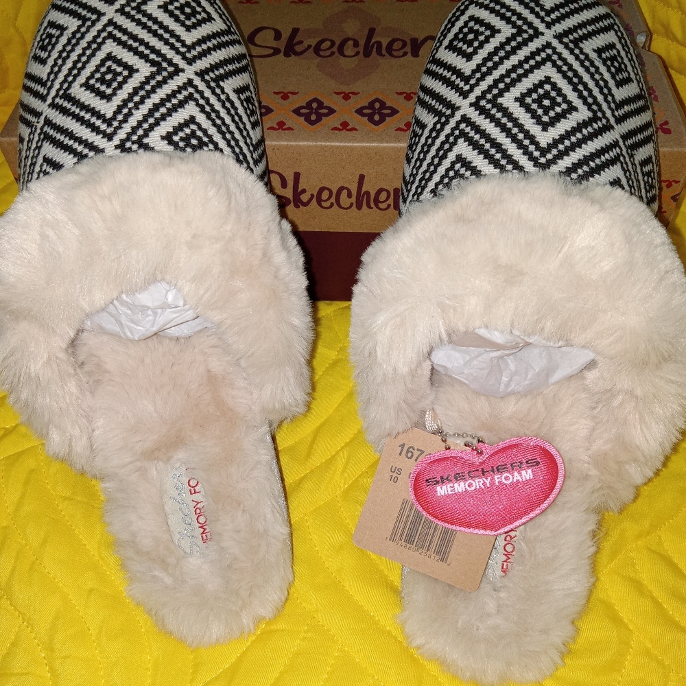 Skechers Slippers size 10 natural/black